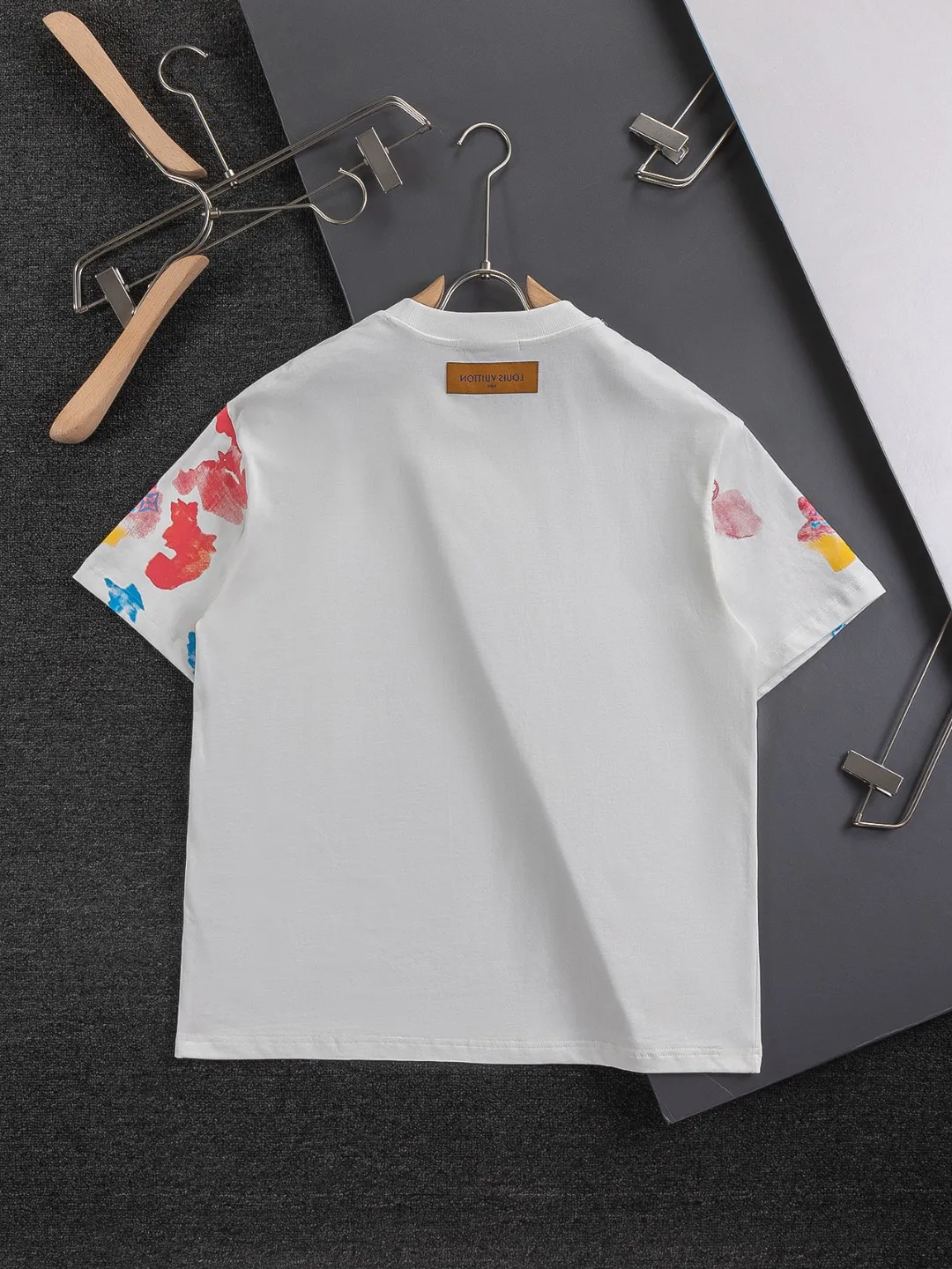 🅿️210 Louis Vuitton Louis Vuitton LV 1V Lujia slightly wide version S-XL LV 25ss new products are available at the counter simultaneously. Colorful letters all over the graffiti print. Round neck short-sleeved T-shirt, same style for men and women! Synchronized with the official website, pure cotton fabrics at the counter! It is close to the skin and comfortable, durable and easy to wear. It has a classic and simple logo design and meticulous original craftsmanship. Short-sleeves, a must-have item for men, do not appear to be the same for the general public, but must be unique and eye-catching. This LV short-sleeve is all about quality, comfort, the same shape and fashion as always, including fabrics and cutting techniques. All of them have been made with great effort! 320 grams of washed pure cotton fabric, pure cotton is breathable, very refreshing and comfortable for daily wear. The rib knitting on the neckline is smooth and tight, and the neckline will not be skewed if you toss it at will. The loose version, you will find that it looks really good on the upper body. The overall is minimalist and neat, super versatile for daily use! Pair it casually with a pair of pants for a youthful look. A T-shirt will make your outfit crazy. It is a fashionable item that can never go wrong! Color: Black White Size: S-XL Size chart: S: Shoulder width 50-Bust 54-Length 70 M: Shoulder width 52-Bust 56.5-Length 72 L: Shoulder width 54-Bust 59-Length 74 XL: Shoulder width 56-Bust 61.5-Length 76